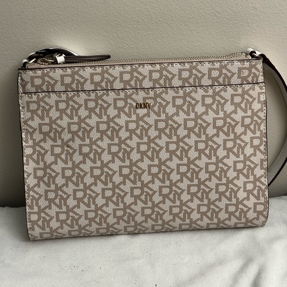 DKNY Crossbody NWT - Picture 2 of 9